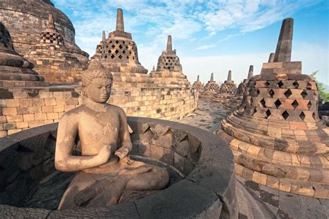  Borobudur Buddha - En Monumental Skulptur Fylld av Mystik och Spirituell Djupsinn!